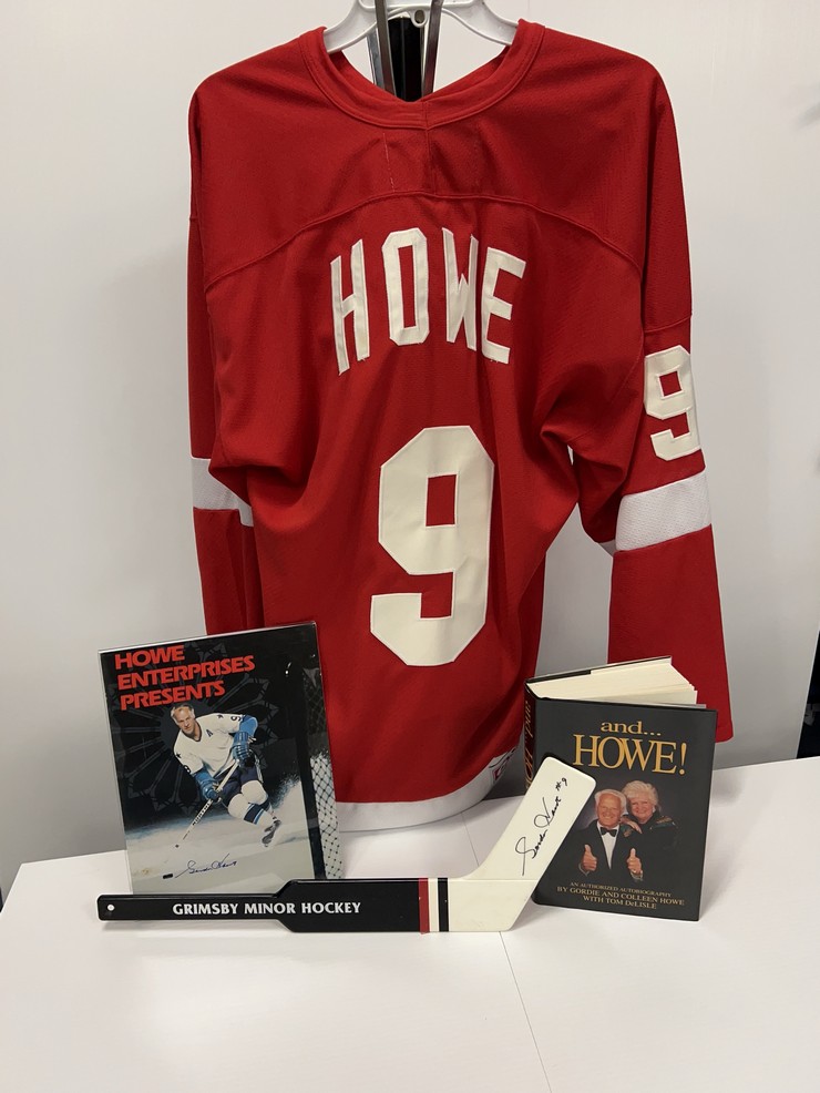 Mitchell & Ness Detroit Red Wings #9 Gordie Howe NHL Dark Jersey red